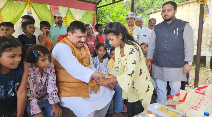 "बड़े भैया हमारा स्कूल बचा लीजिए"... छात्रा ने संजय सिंह को राखी बांध की भावुक अपील