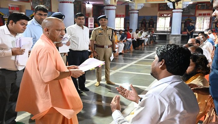 सीएम योगी ने गोरखनाथ मंदिर में सुनीं समस्याएं, गंभीर बीमारियों के इलाज में मदद का भरोसा   