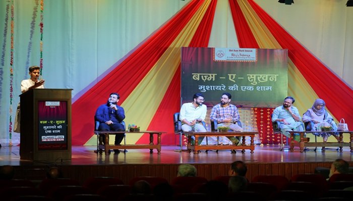 रिश्ते कायम हैं आज दौलत पर, मैं जाने किस गुमान पर हूं