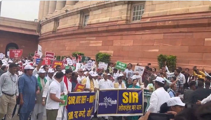 संसद के दोनों सदनों की कार्यवाही 2 बजे तक स्‍थगित, वोटर वेरिफिकेशन पर विपक्ष का चुनाव आयोग तक मार्च शुरू