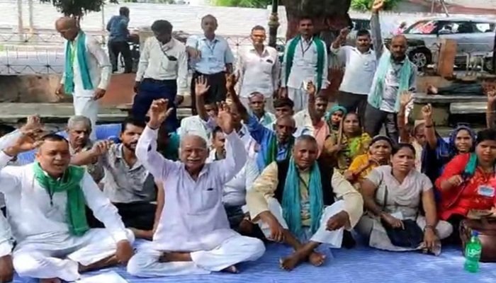 बरेली में किसान यूनियन का धरना, बिजली-सिंचाई और खाद की समस्याओं पर सौंपा ज्ञापन