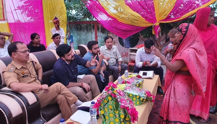 Shravasti News: हेमपुर में डीएम-एसपी की जन चौपाल, शिकायत पर आंगनवाड़ी कार्यकत्रियों को हटाने के निर्देश
