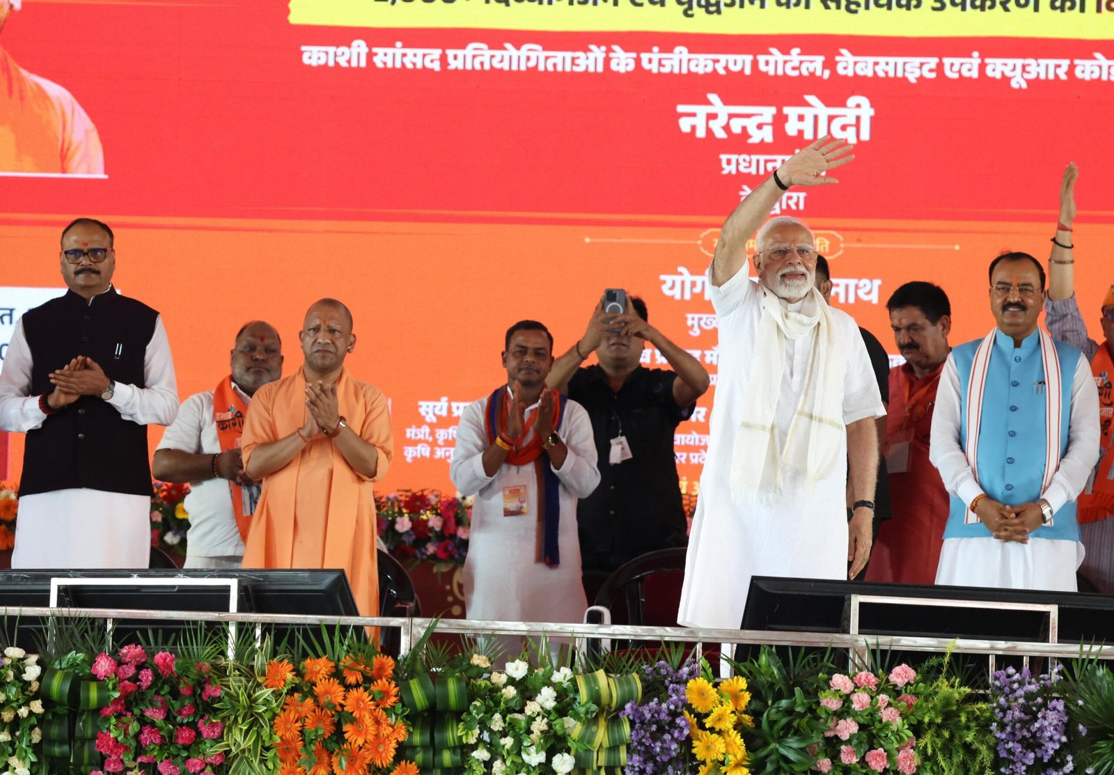 PM in Kashi: 'हम उन चीजों को खरीदेंगे, जिसे बनाने में भारत का पसीना बहा है'