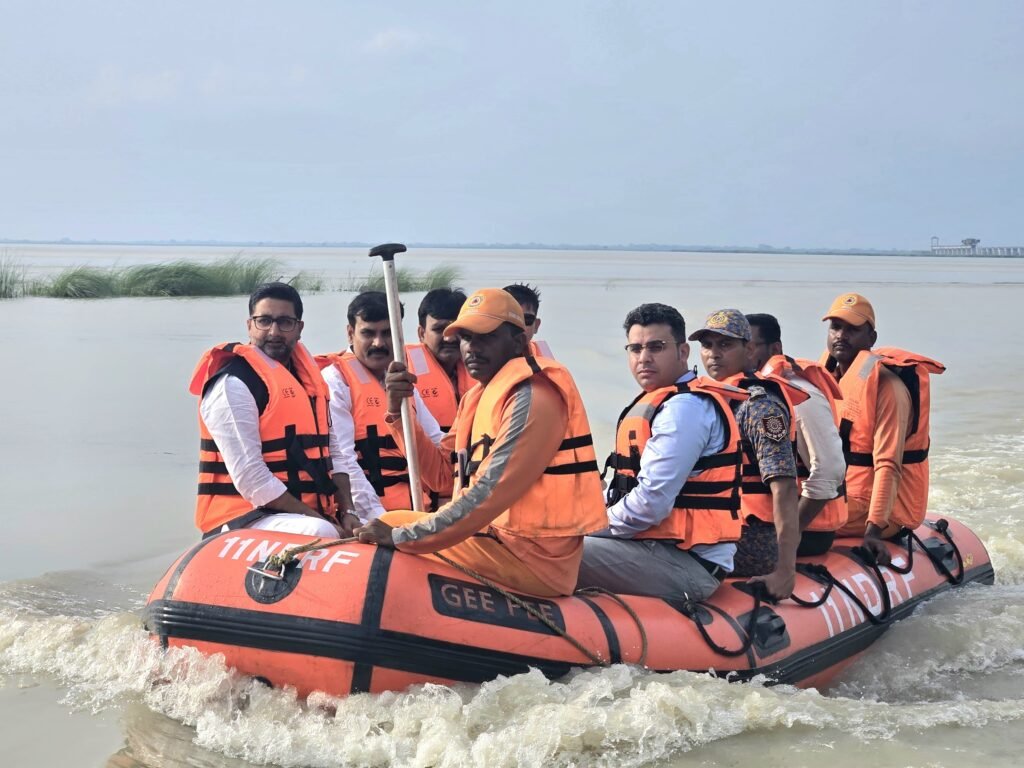 मंत्री दानिश आजाद अंसारी ने बलिया जिले के बाढ़ प्रभावित क्षेत्रों का निरीक्षण किया। इस दौरान उन्होंने बाढ़ पीड़ितों से मुलाकात की और उनकी समस्याओं को सुना।