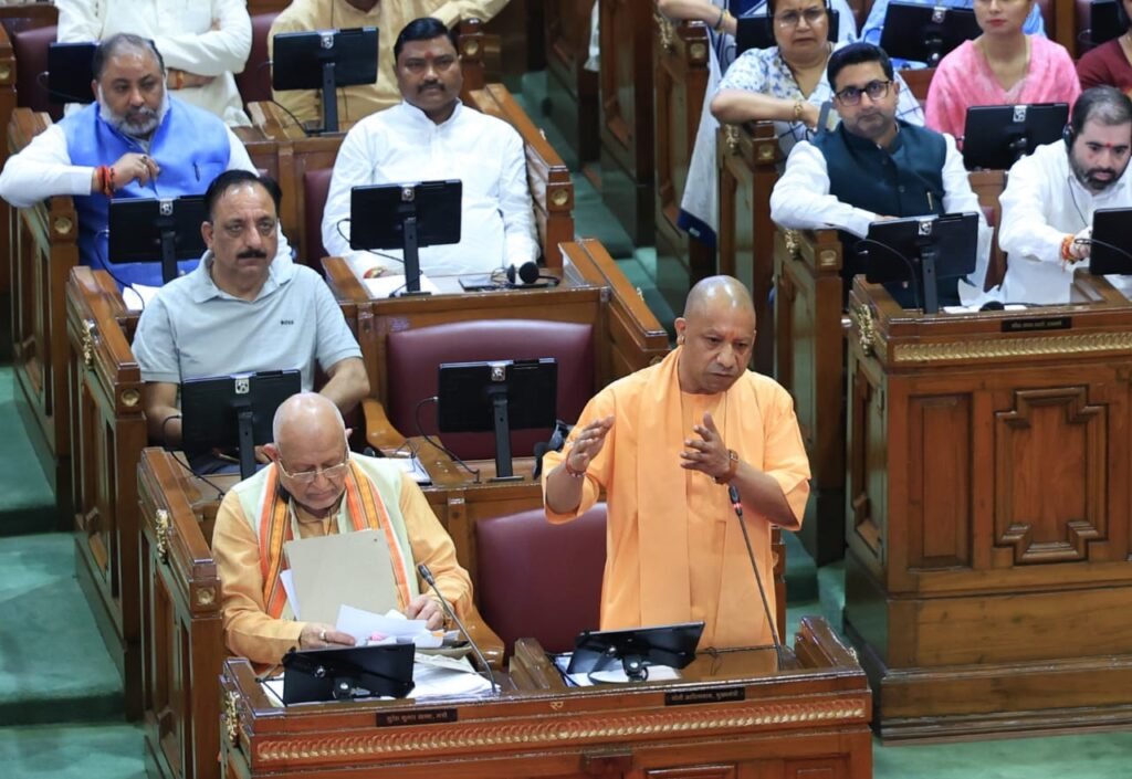 सपा और लोकतंत्र नदी के दो छोर: सीएम योगी