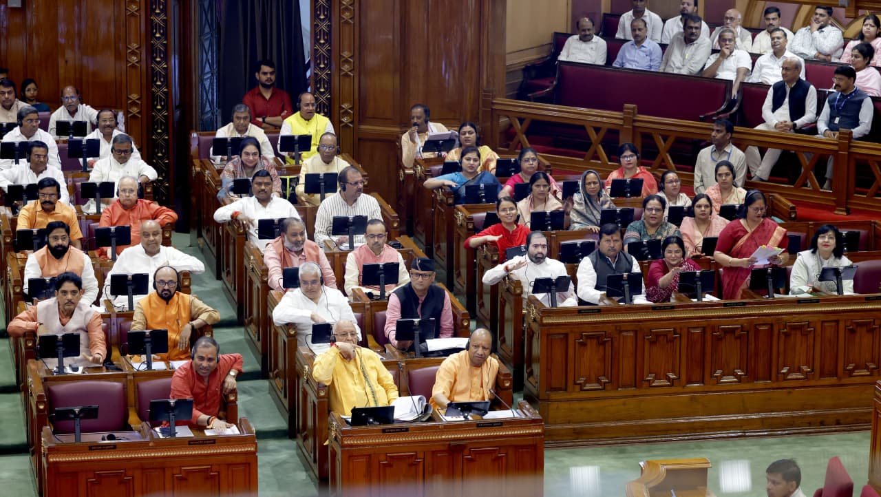 ‘समाजवादी पहले माहौल बिगाड़ते हैं, फिर सदन नहीं चलने देते’