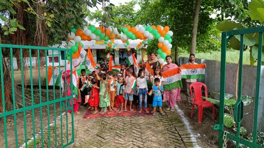 UP News: 1.32 लाख परिषदीय विद्यालयों में एक साथ 1.48 करोड़ बच्चों ने दी झंडे को सलामी