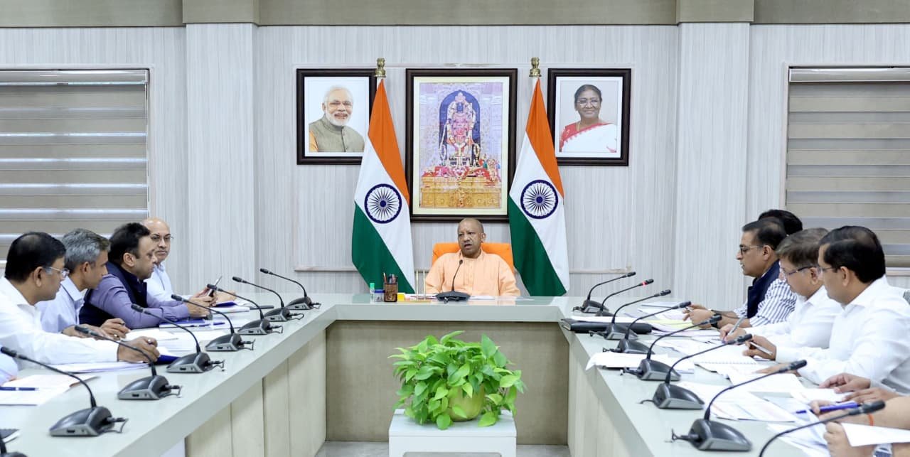 सीएम योगी ने की नगर विकास विभाग की समीक्षा, कहा - सभी नगरीय निकायों का हो अपना भवन