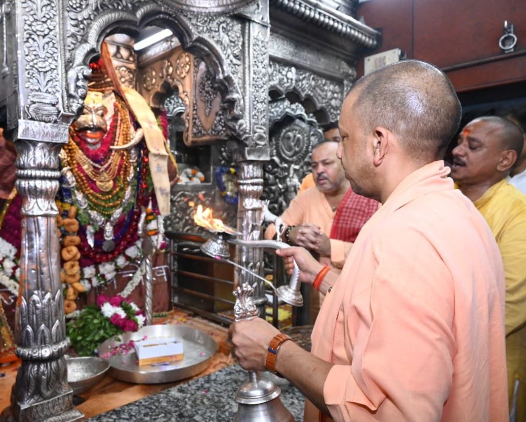 सीएम योगी ने काशी विश्वनाथ और काल भैरव के किए दर्शन-पूजन