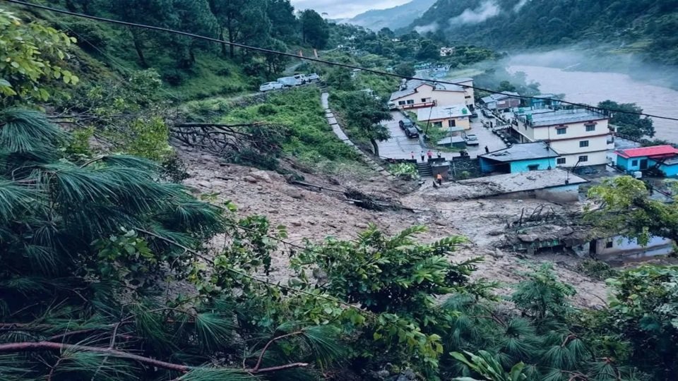 Chamoli Cloudburst: थराली में बादल फटा... तहसील और घरों में घुसा मलबा; स्कूल बंद