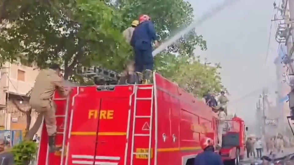 दिल्ली में बड़ा हादसा, महाजन इलेक्ट्रॉनिक्स इमारत में भीषण आग, तीन की मौत