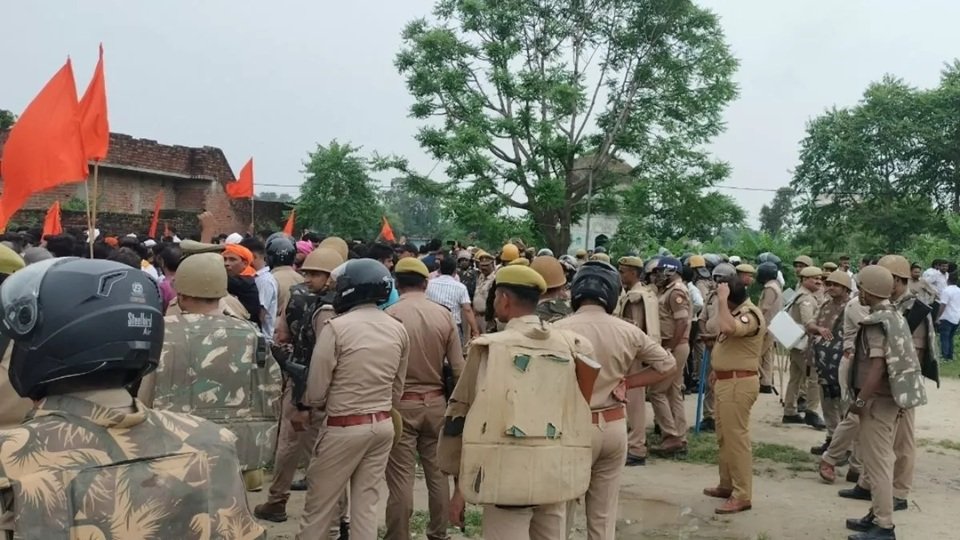 Fatehpur: मकबरे की बढ़ाई गई सुरक्षा, भड़काऊ पोस्ट के बाद एक्शन में पुलिस