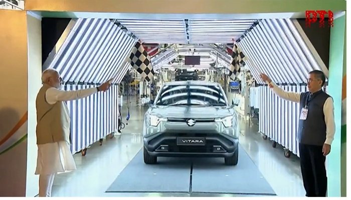 PM Modi ने मारुति की पहली EV को दिखाई हरी झंडी, 100 देशों को होगी निर्यात