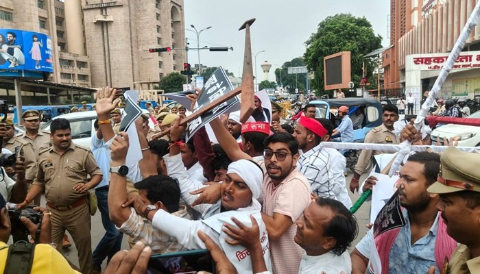 लखनऊ में सपा कार्यकर्ताओं का हल लेकर प्रदर्शन, विधानभवन की ओर बढ़ने पर पुलिस ने रोका