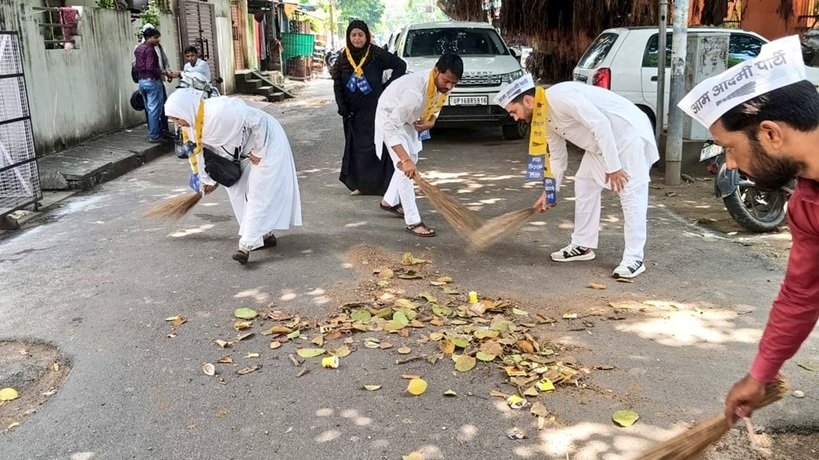 यूपी के सरकारी स्कूलों में AAP का सफाई अभियान, कहा- शिक्षा का मंदिर बंद नहीं होने देंगे