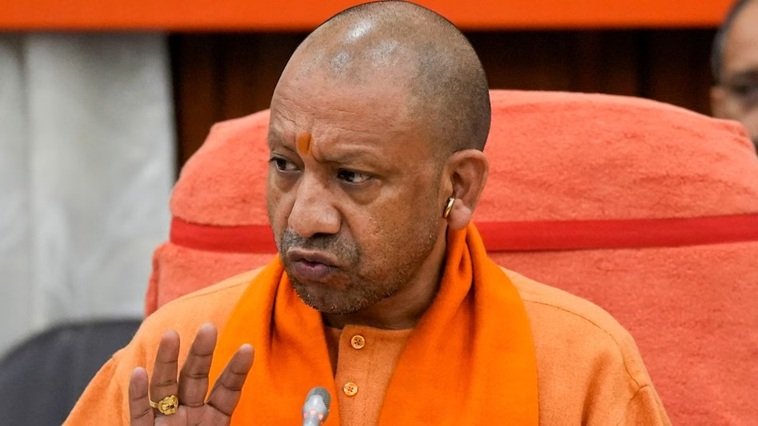 महिला अधिकारियों ने CM Yogi को लिखा पत्र, बोलीं- IAS कमरे में बुलाकर घूरते हैं, रात में वीडियो कॉल करते हैं