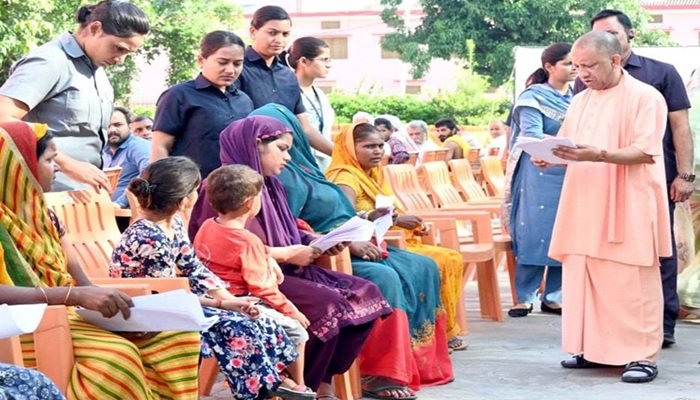 CM Yogi ने सुनीं आम जन की समस्याएं, अधिकारियों को दिए समाधान के सख्‍त निर्देश