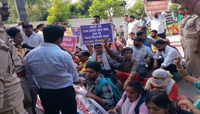 69000 शिक्षक भर्ती अभ्यर्थियों ने घेरा डिप्टी सीएम का आवास, बोले- ‘केशव चाचा न्‍याय करो’