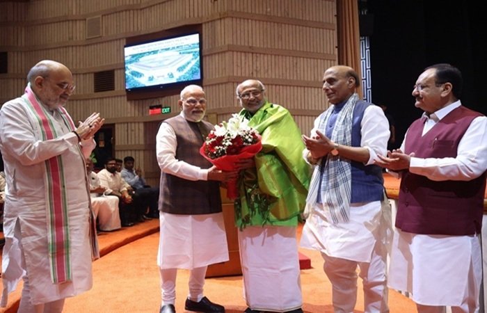 PM Modi ने उप राष्ट्रपति उम्मीदवार सीपी राधाकृष्‍णन को सांसदों से मिलवाया, विपक्ष से भी समर्थन की अपील