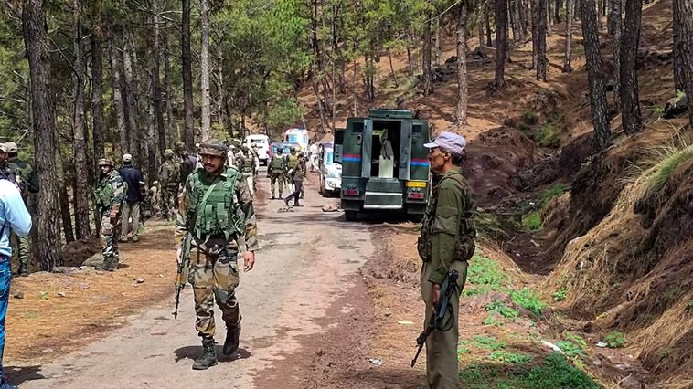 Jammu Kashmir: कुलगाम में सेना की आतंकियों से मुठभेड़, 3 ढेर, 2 जवान शहीद