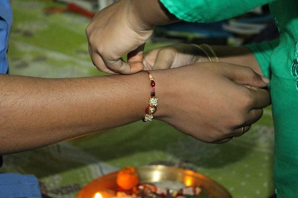 Rakshabandhan: बहन ने राखी भेजी है, घर से बाहर रहने वालों को किस से बंधवानी चाहिए? जानिए