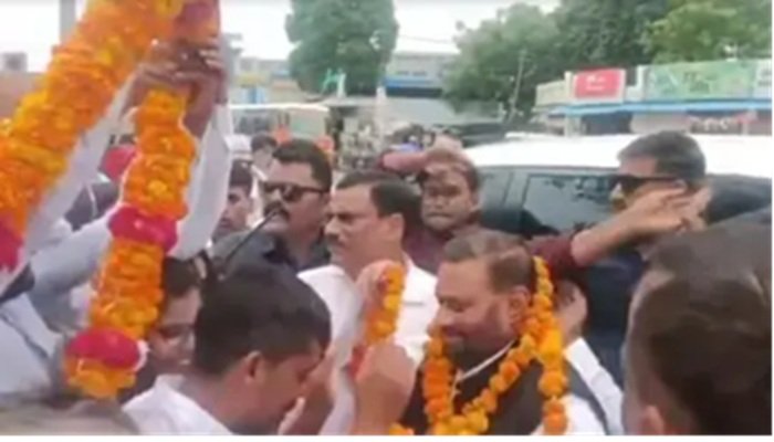 रायबरेली में स्वामी प्रसाद मौर्य पर हमला, अज्ञात युवक ने पीछे से मारा थप्पड़