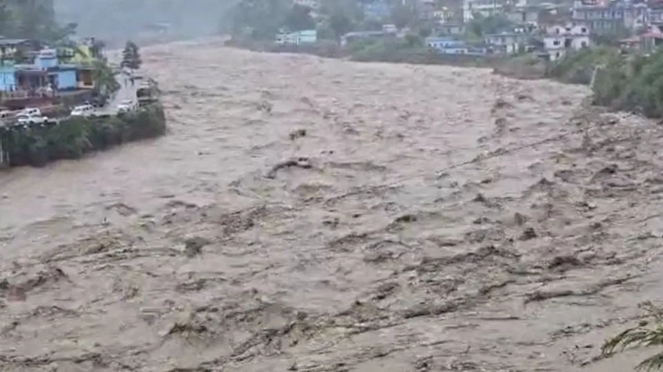 Uttarakhand Cloudburst: उत्तराखंड में अलग-अलग जगहों पर बादल फटने की घटनाएं, जानिए ताज़ा अपडेट
