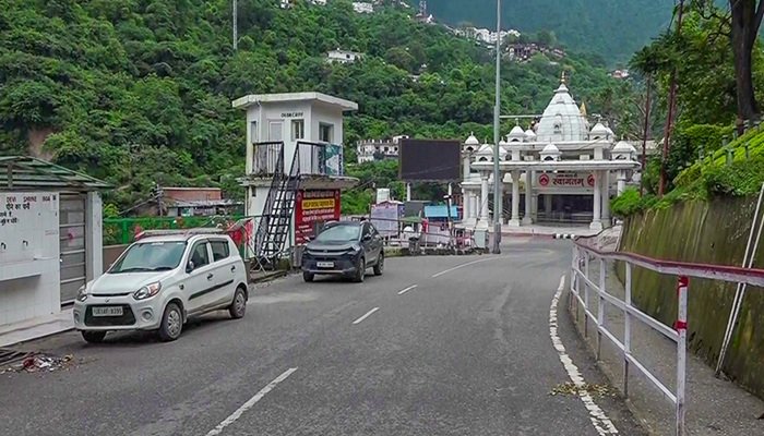 वैष्णो देवी मंदिर सात दिन से बंद, 700 श्रद्धालुओं को नाश्ता-डिनर सब फ्री दे रहे होटल