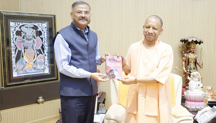 पूर्व DGP ने सीएम योगी को भेंट की खुद पर लिखी किताब, यह यूपी पुलिस के अभियानों का भी दस्‍तावेज  