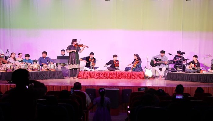 वाद्ययंत्रों की संगीतमय प्रस्तुति में रिद्धिमा में बिखरे किरवानी के रंग