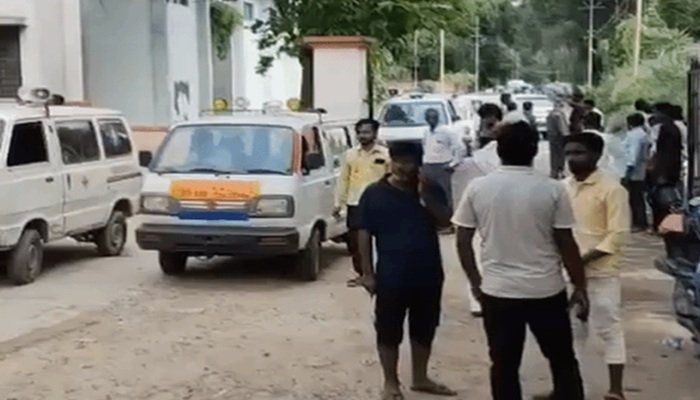 प्रयागराज में कार खराब हुई तो सड़क किनारे सोये, ट्रक कुचलता निकल गया; पति-पत्नी समेत चार लोगों की मौत