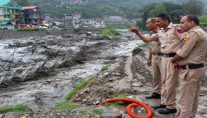 हिमाचल के शिमला में लैंडस्लाइड, तीन लोगों की मौत, दिल्ली में भारी बारिश का अलर्ट  
