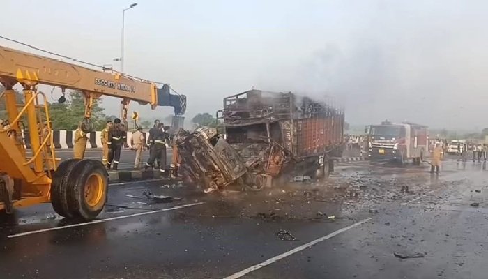 अलीगढ़ में कैंटर और कार की भिड़ंत के बाद लगी आग, चार लोगों की जिंदा जलकर मौत