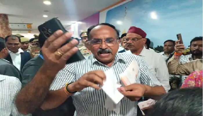 नोएडा में यूपी इंटरनेशनल ट्रेड शो में कारोबारियों का हंगामा, एंट्री न मिलने पर फाड़े पास  