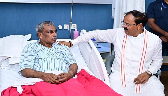 लखनऊ मेदांता में मंत्री राजभर से मिले डिप्टी सीएम केशव मौर्य, जाना हाल-चाल   