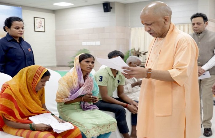 बूढ़ी मां के दर्द को सुन द्रवित हुए सीएम योगी, कैंसर पीड़ित बेटे को भिजवाया अस्पताल