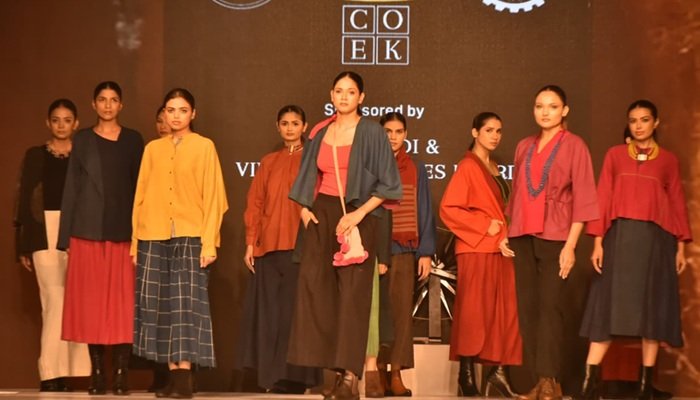 UPITS 2025: फैशन शो में दिखा खादी की बुनावट और आधुनिक डिज़ाइन का शानदार मेल