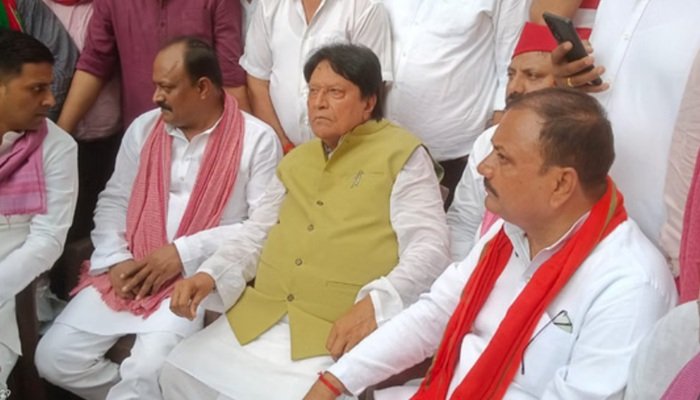सपा सांसद रामजीलाल सुमन फिर हुए नजरबंद, आगरा पुलिस ने घर के रास्ते पर लगाई बैरिकेडिंग