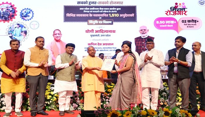 CM Yogi ने 1510 अनुदेशकों को सौंपा नियुक्ति पत्र, कहा- यूपी में नौकरी की बौछार