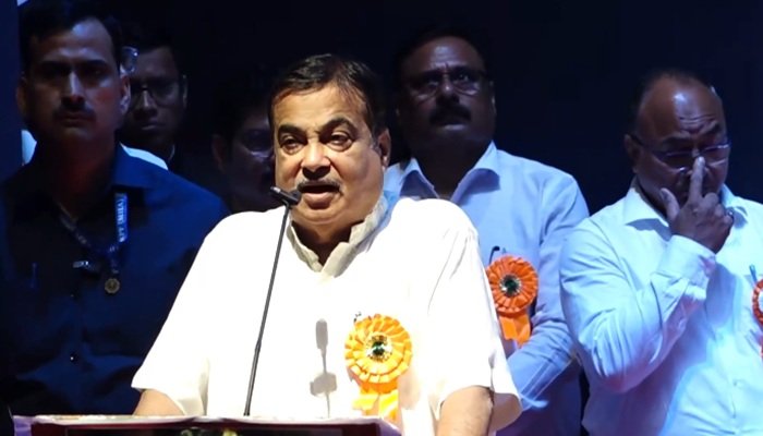 धर्म के काम से मंत्री-नेताओं को दूर रखें, जहां घुसते हैं, आग लगाते हैं: नितिन गडकरी