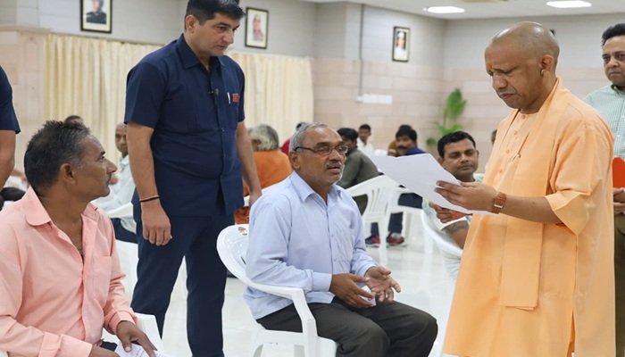सीएम योगी के जनता दर्शन में शिकायत लेकर पहुंचे, मुस्कान लेकर लौटे