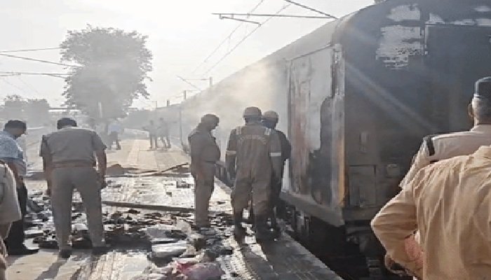 आनंद विहार से पूर्णिया जा रही ट्रेन में लगी आग, 40 मिनट में पाया गया काबू; पढ़ें पूरी खबर
