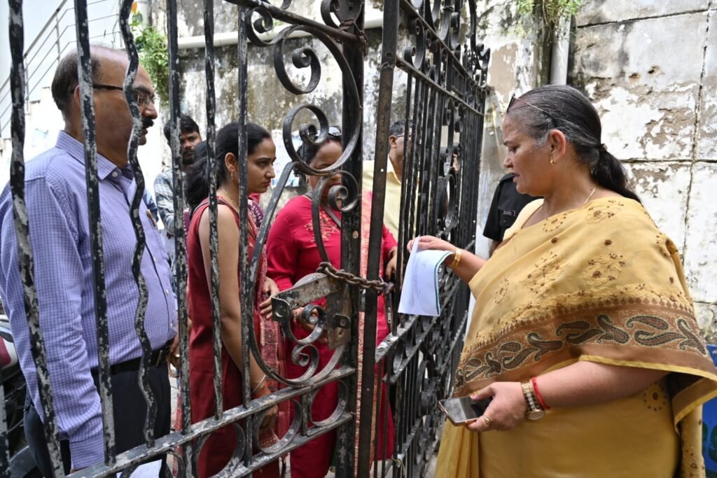 Lucknow News: औचक निरीक्षण करने नगर निगम मुख्यालय पहुंची महापौर