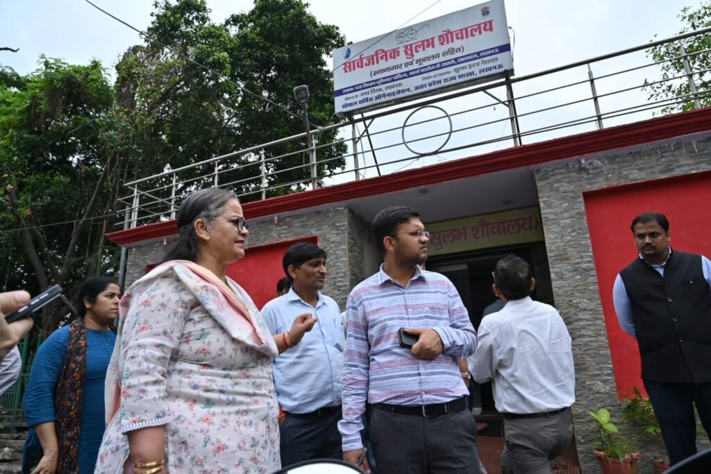 Lucknow: महापौर ने किया सार्वजनिक शौचालयों का औचक निरीक्षण, लापरवाही पर अधिकारियों को फटकार