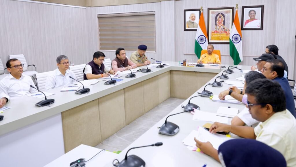 हर्ष उल्लास के साथ मने आगामी पर्व-त्योहार, लोगों की सुरक्षा और सुविधा का रखें पूरा ध्यान- CM Yogi