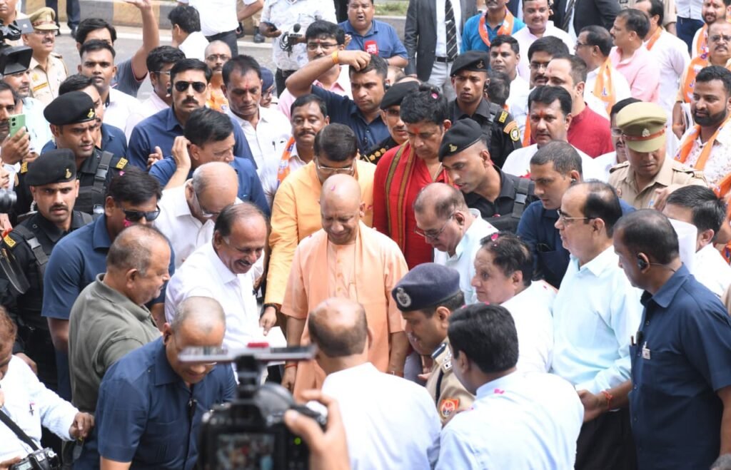 पैदल चल व्यापारियों-ग्राहकों से मिले CM Yogi, कहा- जीएसटी सुधार पर जताएं मोदी सरकार का आभार