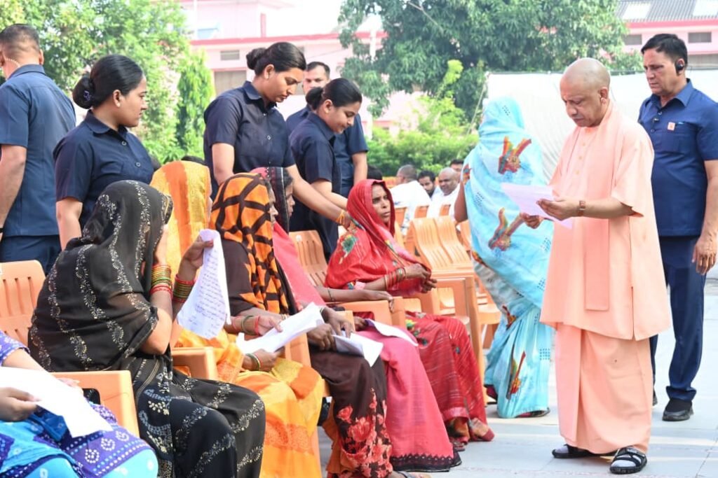 CM Yogi Janta Darshan: हर जरूरतमंद को दिलाएं कल्याणकारी योजनाओं का लाभ