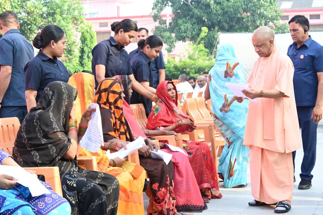 CM Yogi Janta Darshan: हर जरूरतमंद को दिलाएं कल्याणकारी योजनाओं का लाभ