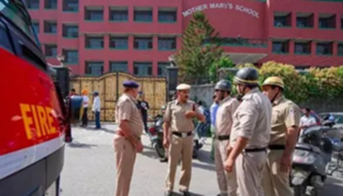 Delhi Schools Bomb Threat: दिल्ली में कई स्कूलों को फिर मिली बम से उड़ाने की धमकी