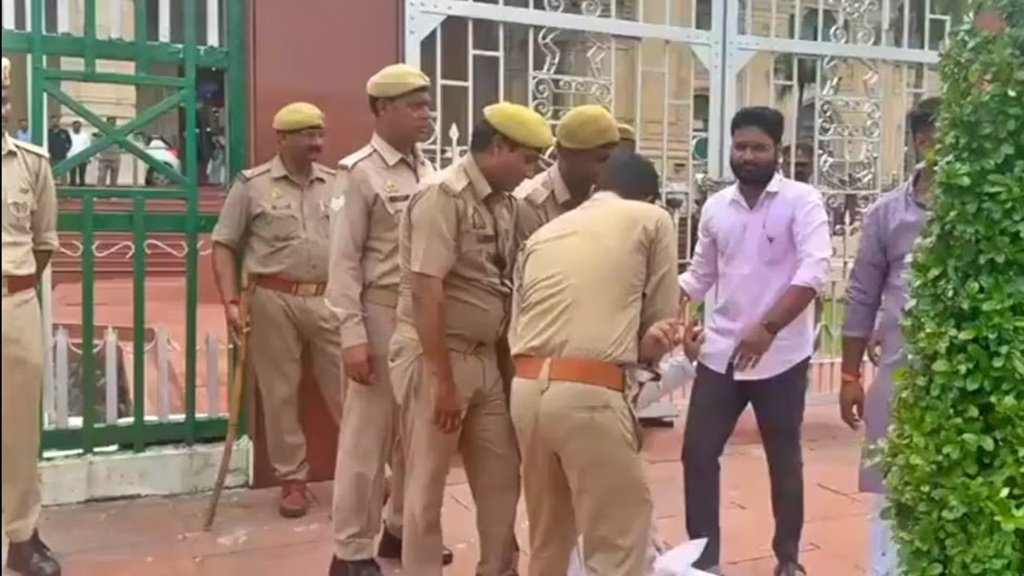 Lucknow News: ABVP का फूटा गुस्सा, विधानसभा के बाहर धरने पर बैठे, जानिए मामला